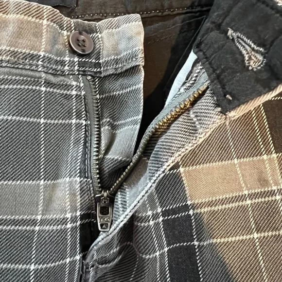 DC Gray, Black & White Plaid Checkered Men's Casual Shorts Sz 28 - Picture 8 of 9